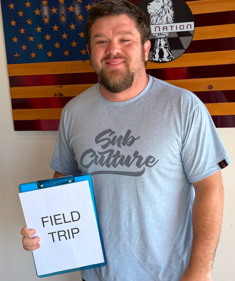 Profesor Tyler Jackson - Director del Campamento